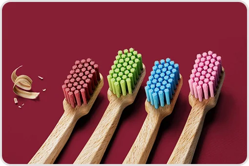 Ecological toothbrushes with wooden handle and colored bristles, recommended at Hola Sonríe, dental office in CDMX, Coyoacán, Mexico.