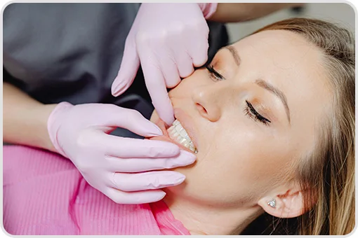 Dentist in Coyoacán evaluating a patient's smile during a clinical check-up, ideal for those looking for a dentist near me.