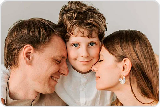 United family hugging each other tenderly, symbolizing trust and closeness when choosing a dentist near me in Coyoacán, CDMX.