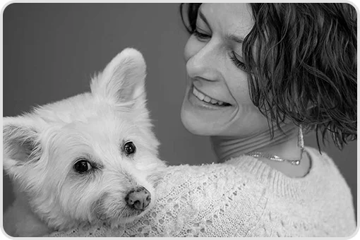 Dentist near me -Patient smiling while hugging her pet, reflecting confidence after visiting a dentist near me in Coyoacán, CDMX.