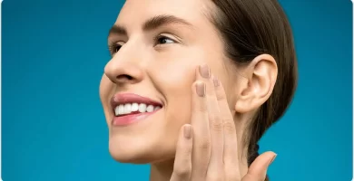 como blanquear los dientes. primer plano de una mujer feliz sonriendo con dientes blancos y saludables sobre un fondo azul, ilustrando cómo blanquear los dientes de forma efectiva. Ubicación: Cdmx, Coyoacan.