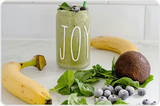 Batido verde con espinaca, plátano, aguacate y blueberries, ideal como receta líquida tras una extracción dental en Coyoacán, CDMX
