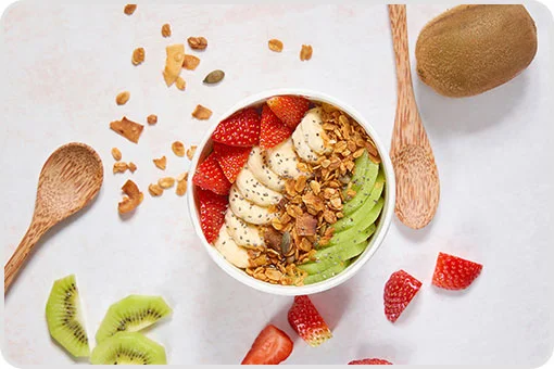 Bowl con fresas, plátano, kiwi y granola crujiente, receta colorida pero no recomendada tras una extracción dental en Coyoacán, CDMX