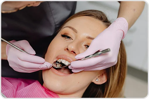 Paciente sonriente recibiendo limpieza dental profesional en consultorio de Coyoacán CDMX