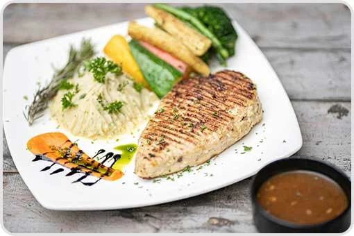 Plato con pechuga de pollo a la plancha, puré de papa y verduras al vapor, receta blanda para después de una extracción dental en Coyoacán, CDMX