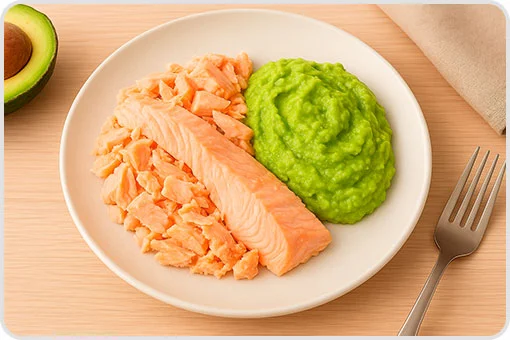 Plato con salmón al vapor desmenuzado y puré de aguacate, receta suave ideal para después de una extracción dental en Coyoacán, CDMX